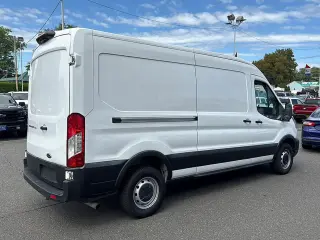 Ford Transit 2023 250 3 puertas SWB Furgón de techo mediano