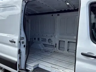 Ford Transit 2023 250 3 puertas SWB Furgón de techo mediano