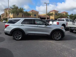 Ford Explorer 2023 AWD XLT SUV de 4 puertas