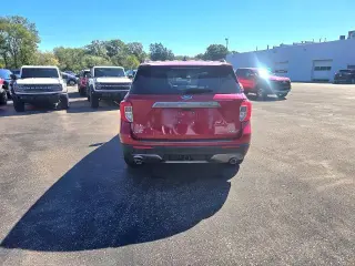 Ford Explorer 2024 con tracción en las cuatro ruedas XLT de cuatro puertas SUV