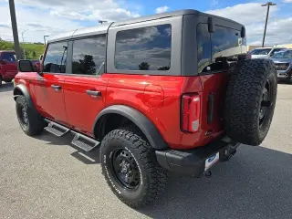 Ford Bronco 2024 4x4 Black Diamond SUV de 4 puertas