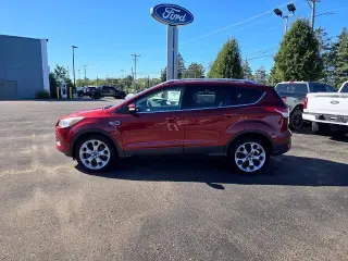 Ford Escape 2016 con tracción en las cuatro ruedas y acabado Titanium, 4 puertas SUV