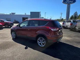 Ford Escape 2016 con tracción en las cuatro ruedas y acabado Titanium, 4 puertas SUV