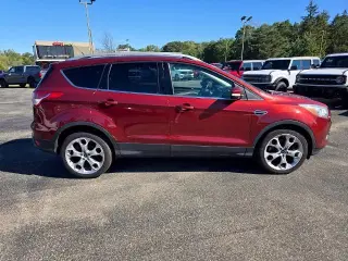 Ford Escape 2016 con tracción en las cuatro ruedas y acabado Titanium, 4 puertas SUV