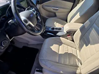 Ford Escape 2016 con tracción en las cuatro ruedas y acabado Titanium, 4 puertas SUV