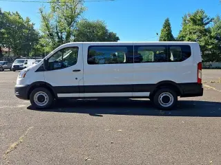Ford Transit 2023 350 XL 3 puertas LWB Techo Bajo Furgón de Pasajeros