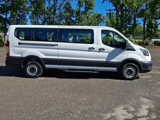 Ford Transit 2023 350 XL 3 puertas LWB Techo Bajo Furgón de Pasajeros