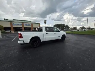 Ram 1500 2025 4x4 Limited Cabina Tripullero 4 puertas 5.6 pies SB Pickup