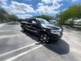 Camioneta Ram 1500 2020 4x2 Limited de 4 puertas, cabina doble y caja corta de 5.6 pies