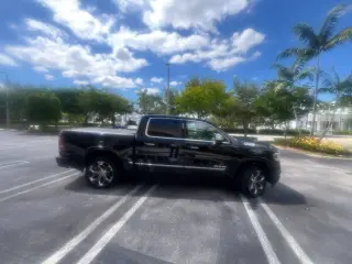 Camioneta Ram 1500 2020 4x2 Limited de 4 puertas, cabina doble y caja corta de 5.6 pies
