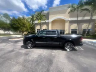 Camioneta Ram 1500 2020 4x2 Limited de 4 puertas, cabina doble y caja corta de 5.6 pies