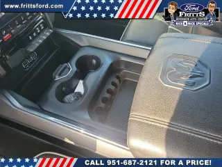 Camioneta Ram 1500 2024 4x4 Laramie 4 puertas Crew Cab con caja corta de 5.6 pies