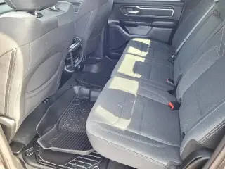Camioneta Ram 1500 2021 4x4 Big Horn de 4 puertas, cabina doble (Crew Cab) y caja corta de 5.6 pies