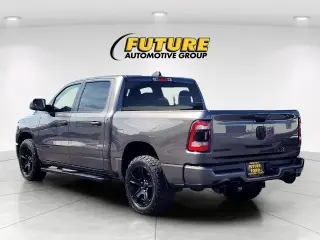 Camioneta Ram 1500 2021 4x4 Big Horn de 4 puertas, cabina doble (Crew Cab) y caja corta de 5.6 pies