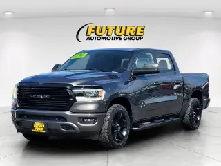 Camioneta Ram 1500 2021 4x4 Big Horn de 4 puertas, cabina doble (Crew Cab) y caja corta de 5.6 pies