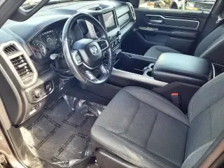 Camioneta Ram 1500 2021 4x4 Big Horn de 4 puertas, cabina doble (Crew Cab) y caja corta de 5.6 pies