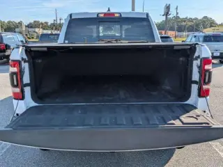 Camioneta Ram 1500 2019 4x4 Rebel de 4 puertas, cabina doble y batea de 5.6 pies
