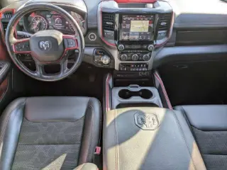 Camioneta Ram 1500 2019 4x4 Rebel de 4 puertas, cabina doble y batea de 5.6 pies