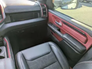 Camioneta Ram 1500 2019 4x4 Rebel de 4 puertas, cabina doble y batea de 5.6 pies