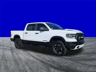Camioneta Ram 1500 2019 4x4 Rebel de 4 puertas, cabina doble y batea de 5.6 pies