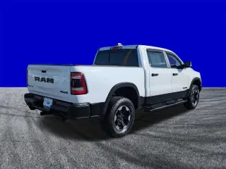 Camioneta Ram 1500 2019 4x4 Rebel de 4 puertas, cabina doble y batea de 5.6 pies