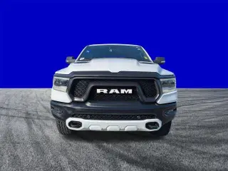 Camioneta Ram 1500 2019 4x4 Rebel de 4 puertas, cabina doble y batea de 5.6 pies
