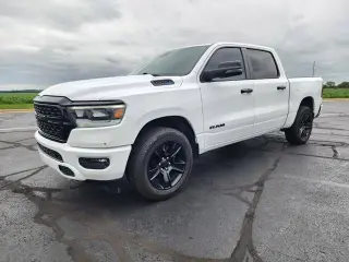 Ram 1500 2023 4x4 Big Horn 4puertas Cajón de tripulación 5.6 pies. SB Pickup