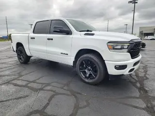 Ram 1500 2023 4x4 Big Horn 4puertas Cajón de tripulación 5.6 pies. SB Pickup