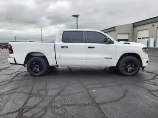 Ram 1500 2023 4x4 Big Horn 4puertas Cajón de tripulación 5.6 pies. SB Pickup