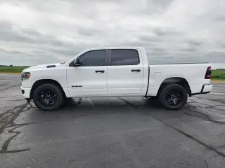 Ram 1500 2023 4x4 Big Horn 4puertas Cajón de tripulación 5.6 pies. SB Pickup