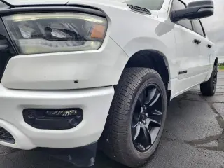Ram 1500 2023 4x4 Big Horn 4puertas Cajón de tripulación 5.6 pies. SB Pickup