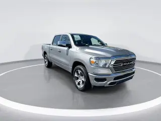 Ram 1500 2024 4x2 Laramie Cabina Dobrada 4 puertas 5.6 ft. SB Camioneta