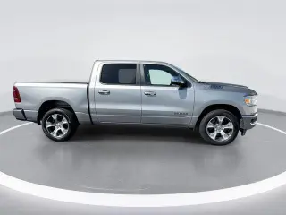 Ram 1500 2024 4x2 Laramie Cabina Dobrada 4 puertas 5.6 ft. SB Camioneta