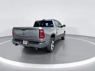 Ram 1500 2024 4x2 Laramie Cabina Dobrada 4 puertas 5.6 ft. SB Camioneta