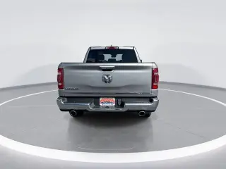 Ram 1500 2024 4x2 Laramie Cabina Dobrada 4 puertas 5.6 ft. SB Camioneta