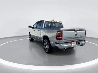 Ram 1500 2024 4x2 Laramie Cabina Dobrada 4 puertas 5.6 ft. SB Camioneta
