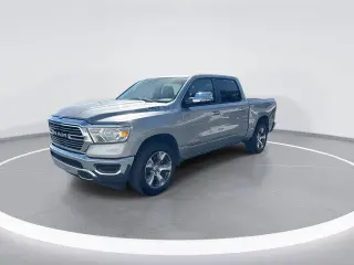 Ram 1500 2024 4x2 Laramie Cabina Dobrada 4 puertas 5.6 ft. SB Camioneta
