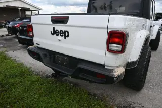 Jeep Gladiator 2023 4x4 Willys Sport 4 puertas Cabina tripulación 5.0 pies. SB