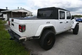 Jeep Gladiator 2023 4x4 Willys Sport 4 puertas Cabina tripulación 5.0 pies. SB