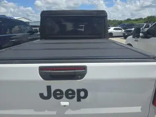 Jeep Gladiator 2023 4x4 Willys Sport 4 puertas Cabina tripulación 5.0 pies. SB