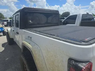Jeep Gladiator 2023 4x4 Willys Sport 4 puertas Cabina tripulación 5.0 pies. SB