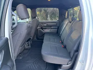 Ram 1500 2025 4x4 Tradesman Cabina Crew 4 puertas 5.6 ft. SB Camioneta