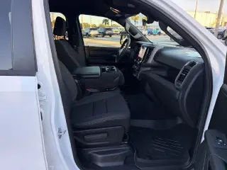 Ram 1500 2025 4x4 Tradesman Cabina Crew 4 puertas 5.6 ft. SB Camioneta