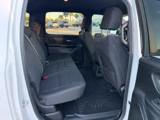 Ram 1500 2025 4x4 Tradesman Cabina Crew 4 puertas 5.6 ft. SB Camioneta