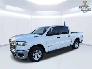 Ram 1500 2025 4x4 Tradesman Cabina Crew 4 puertas 5.6 ft. SB Camioneta