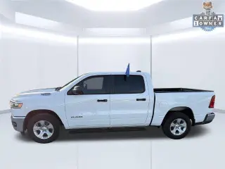 Ram 1500 2025 4x4 Tradesman Cabina Crew 4 puertas 5.6 ft. SB Camioneta