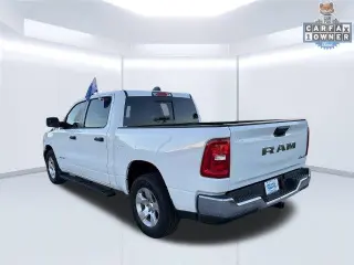 Ram 1500 2025 4x4 Tradesman Cabina Crew 4 puertas 5.6 ft. SB Camioneta