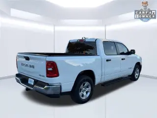 Ram 1500 2025 4x4 Tradesman Cabina Crew 4 puertas 5.6 ft. SB Camioneta