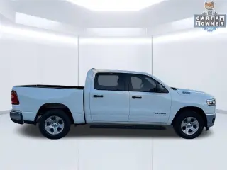 Ram 1500 2025 4x4 Tradesman Cabina Crew 4 puertas 5.6 ft. SB Camioneta
