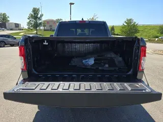 Ram 1500 2022 4x4 Big Horn 4 puertas Cabina de Tripulación 5.6 pies. SB Pickup